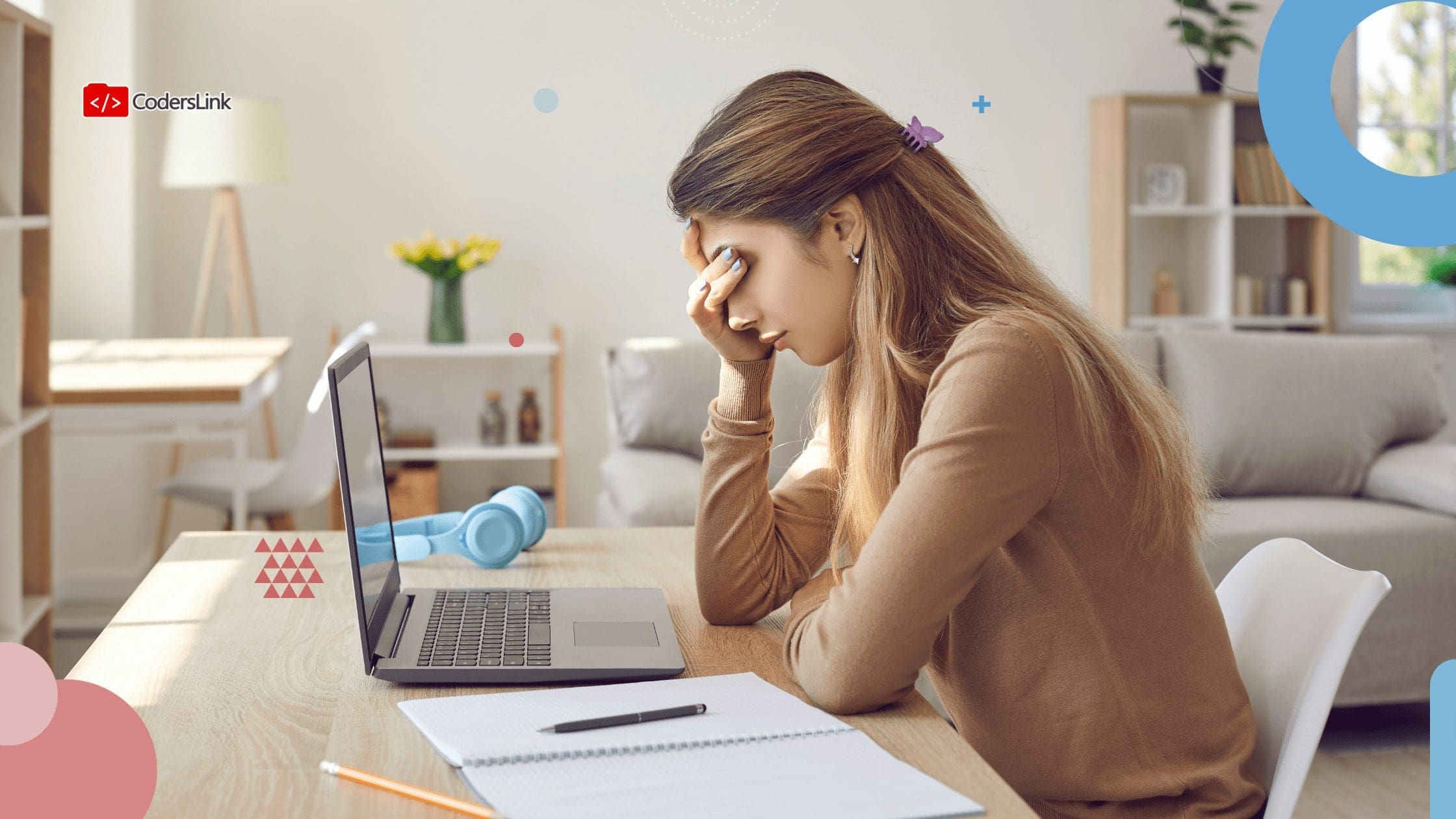 mujer agobiada frente a la computadora