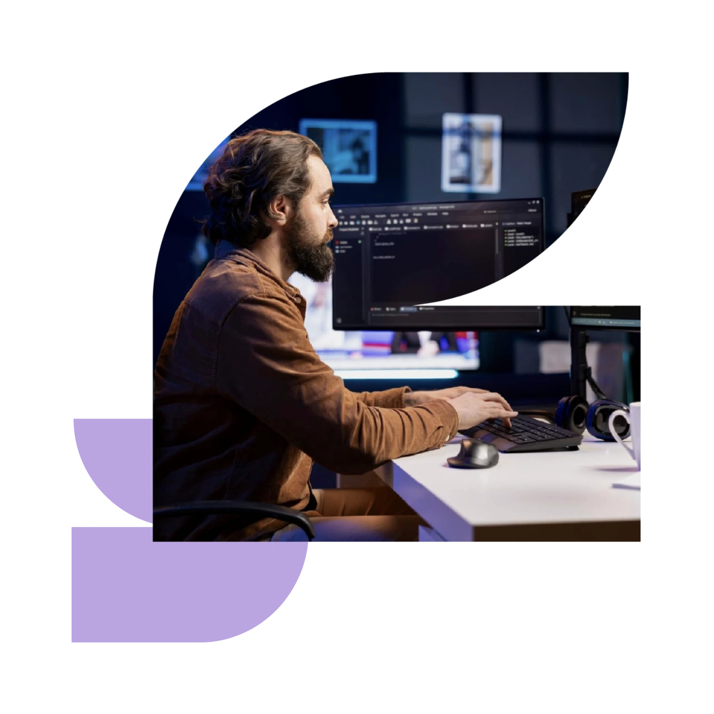 A man with a beard sits at a desk in an office in México, typing on a keyboard and viewing a Reporte of salarios de TI displayed as lines of code on his computer monitor. Headphones and a wireless mouse rest on the desk. CodersLink 2025.